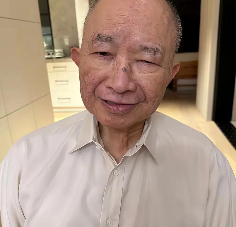 吴宇森都老成这样了，有点意外。曾经拍出《英雄本色》《喋血双雄》《变脸》等经典的