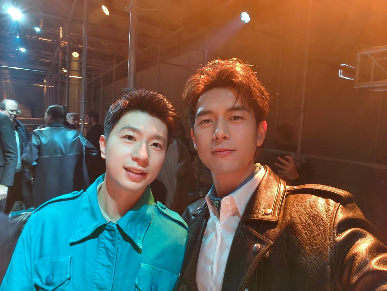 哇哦，马龙居然与李现同框啦：画面中的马龙皮肤白皙，龙眉凤目，素齿如贝，头发茂密