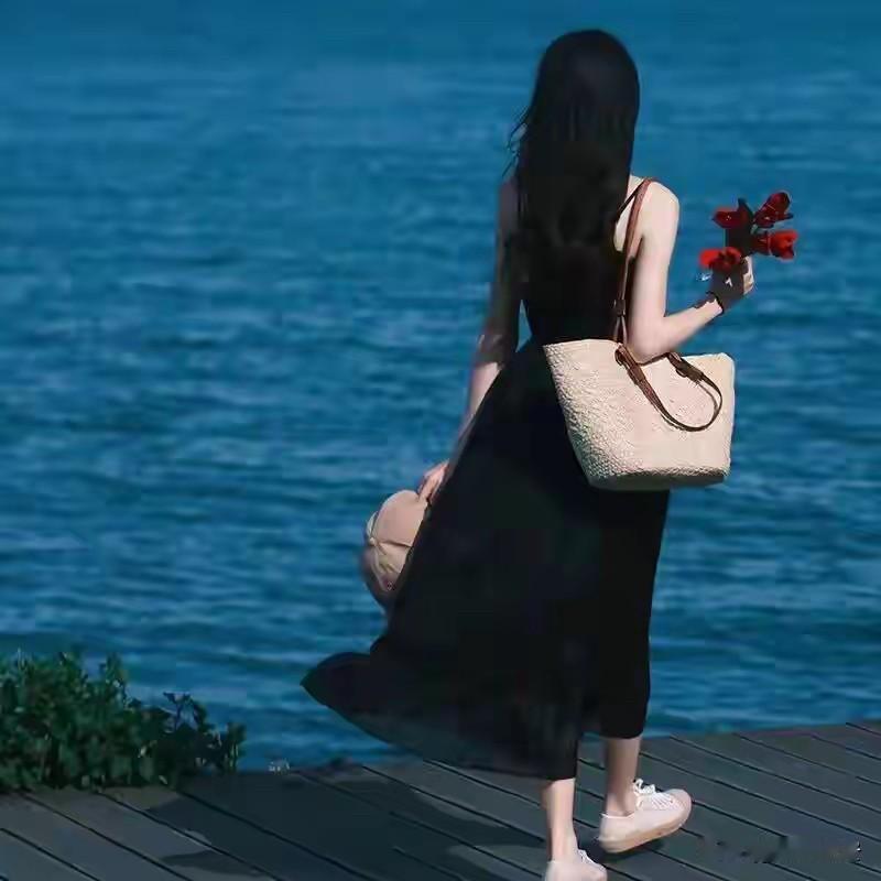 男人的魅力来自于：第一：付钱的速度。第二：解决问题的能力。女人的魅力来自
