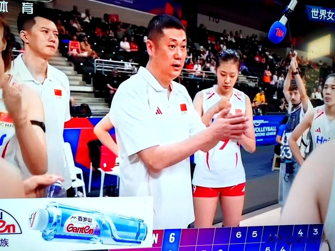 “25：27”，第一局终场灯亮时，两个发球飞出界，9个自失，像把门自己敞开了。