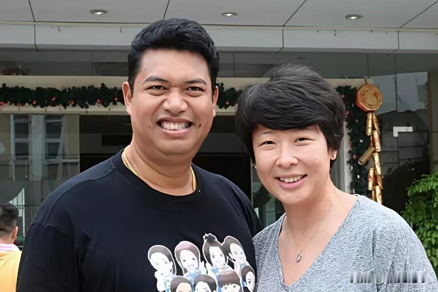 冯坤是中国女排家喻户晓的功勋队长，2004雅典奥运会，她作为场上核心二传，在0‑