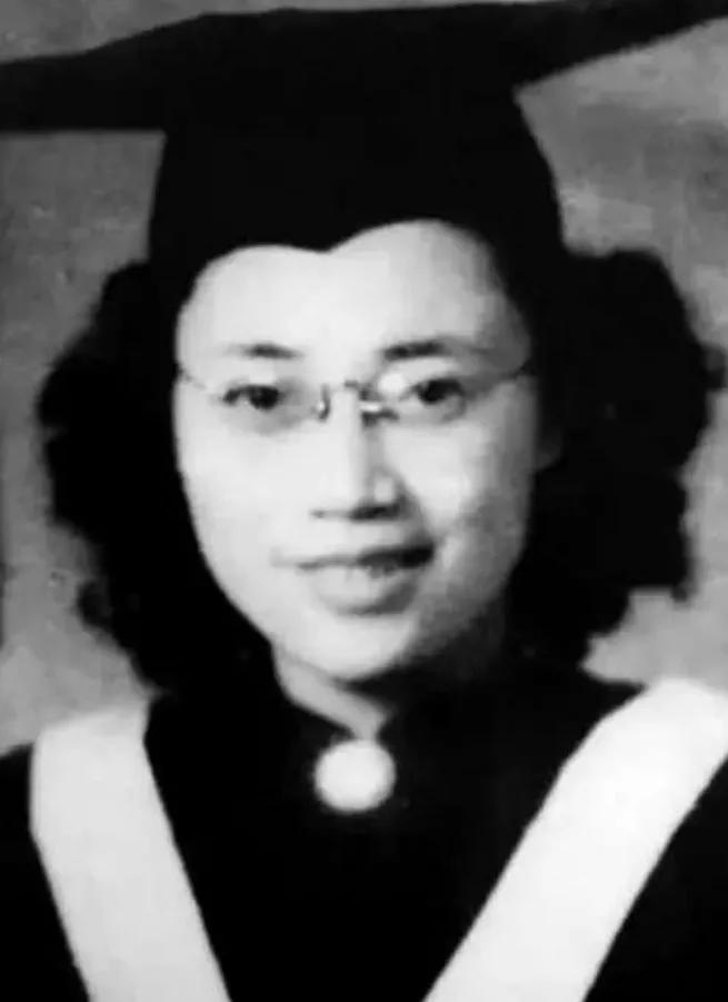 1950年，饱受酷刑摧残的萧明华，得知敌人即将处决自己。突然，她抬起头说道："