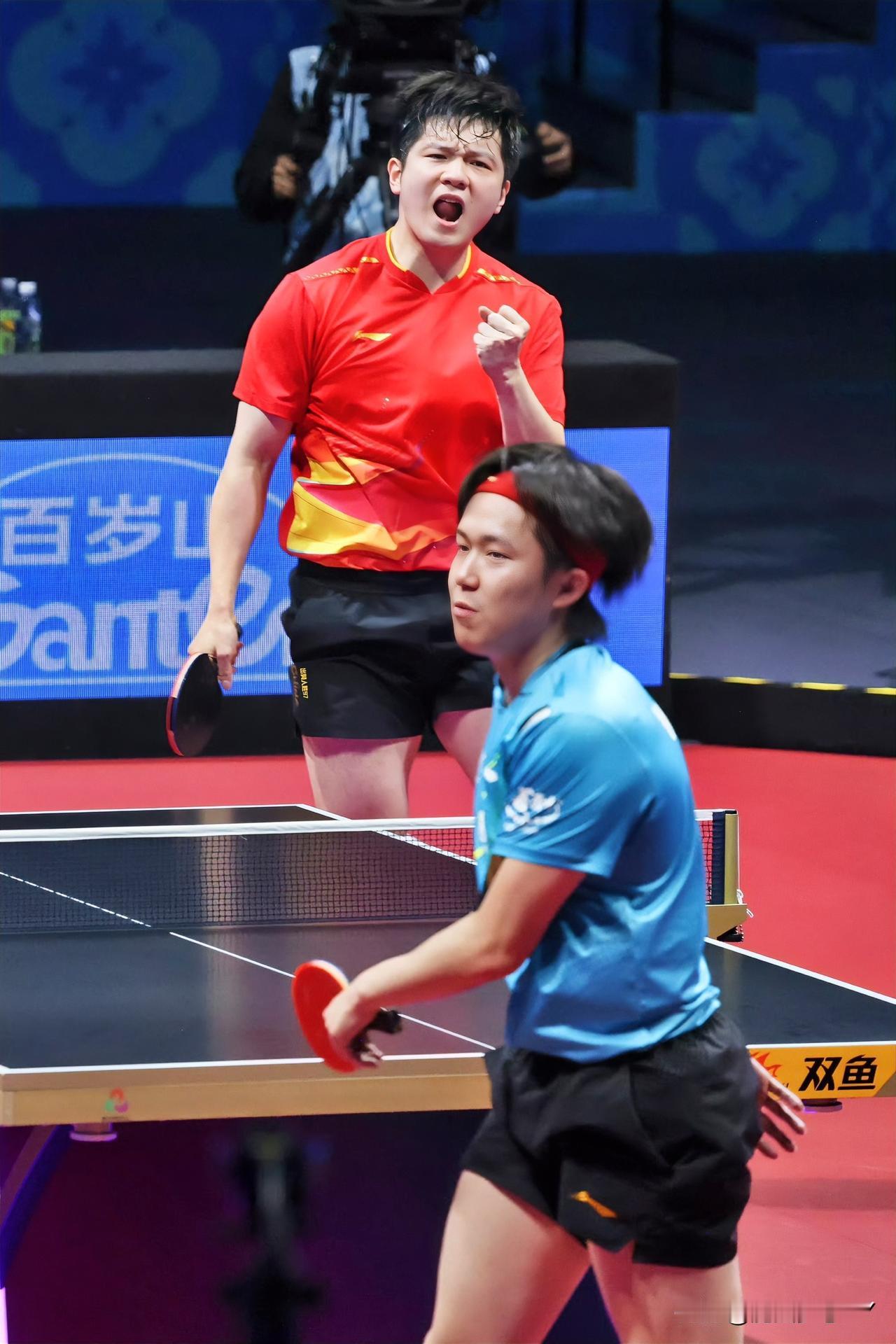 王楚钦男团决赛输给樊振东后，有个细节不得不说，王楚钦回球出界后，居然用头撞
