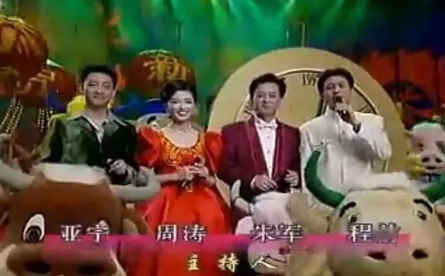 昔日最帅央视春晚主持人，如今已长满白发，婚姻状况成谜有多少人还记得1969