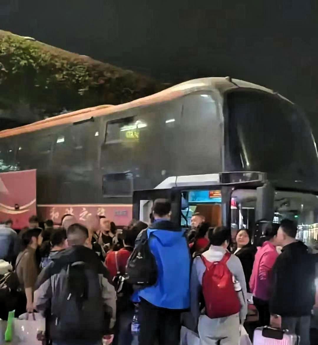 今年春运的意外惊喜，当属被大家渐渐淡忘的大巴车，悄悄成了不少打工人的返乡首选。