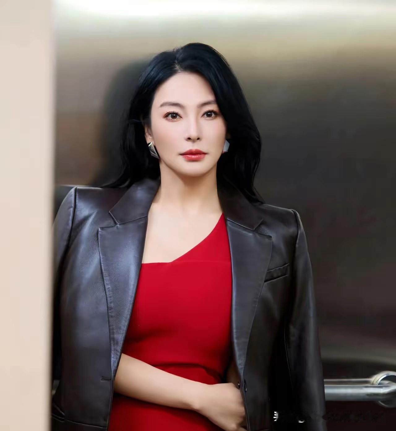 为什么她不能演电视剧了，被封杀了？明星直播也多的是，照样赚得满盆。何来被迫