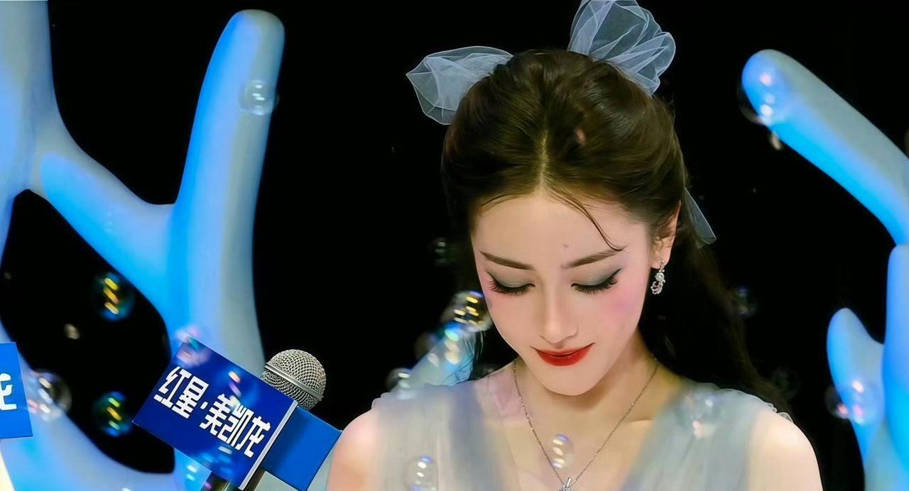 迪丽热巴的颜值又来“鲨”我！精致立体的五官自带异域风情，眉眼流转皆是故事，每一个