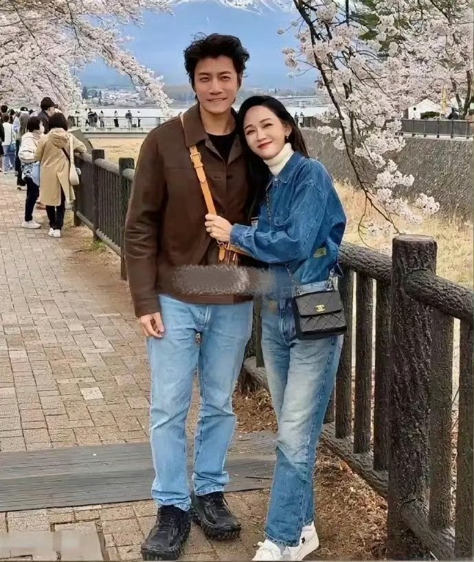 都快五十了，看着年轻是年轻啊。唯一的遗憾就是没生孩子