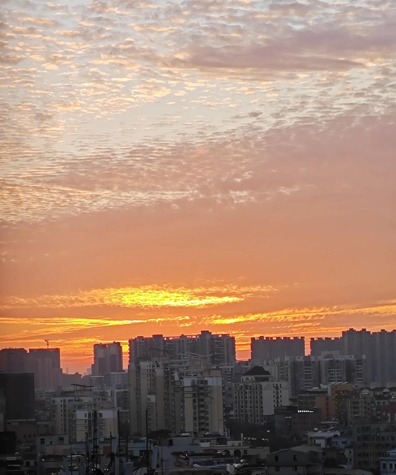 我觉得挺有意思，聂圣哲背后都是都是什么人？答案就是有点份量的老精英，就是六十岁