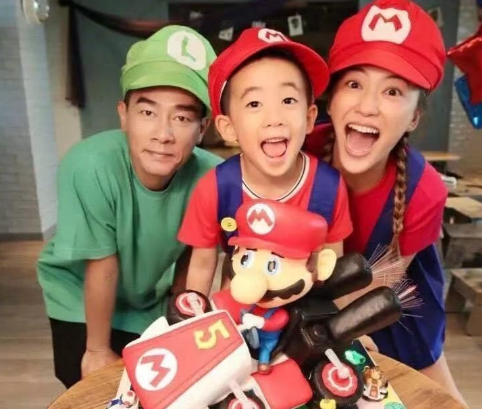 陈小春应采儿的两个儿子长的都像爸爸，应采儿还是继续三胎吧！抓紧生一个像自己的，看