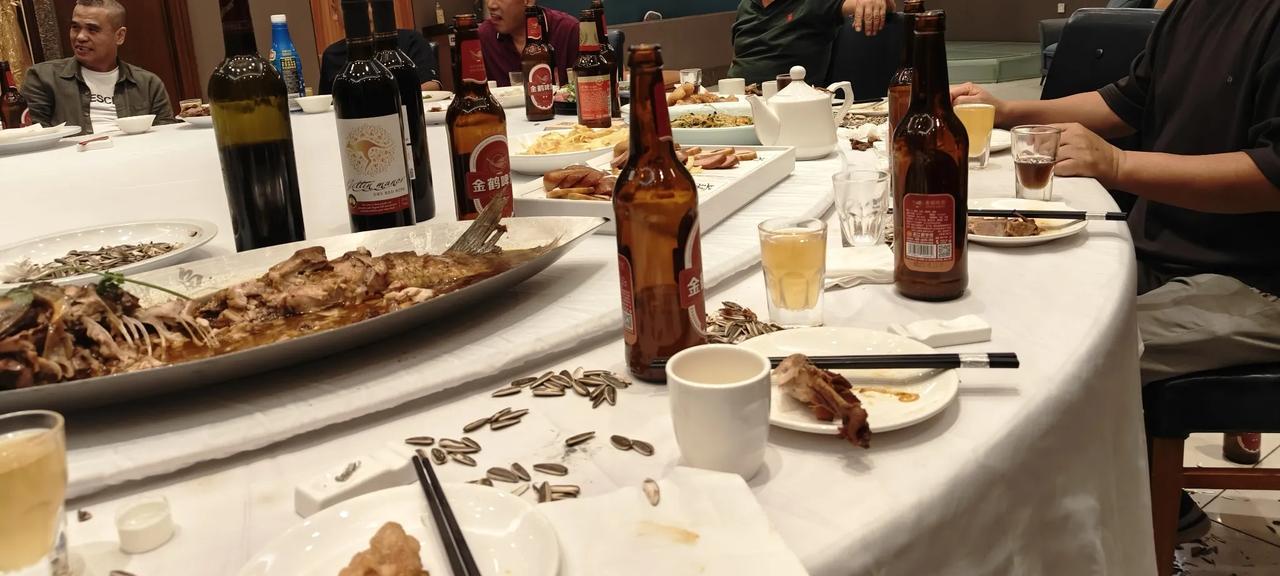 我这次回家乡哈尔滨，老战友老伍还是冲老战友大梁子把酒杯摔稀碎，转身就走了，扔下一