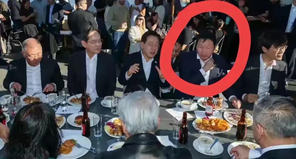 输了官司的崔泰源，那是一脸的落寞和不甘呀！酒盏相传，大佬欢声笑语中的聚会，只有