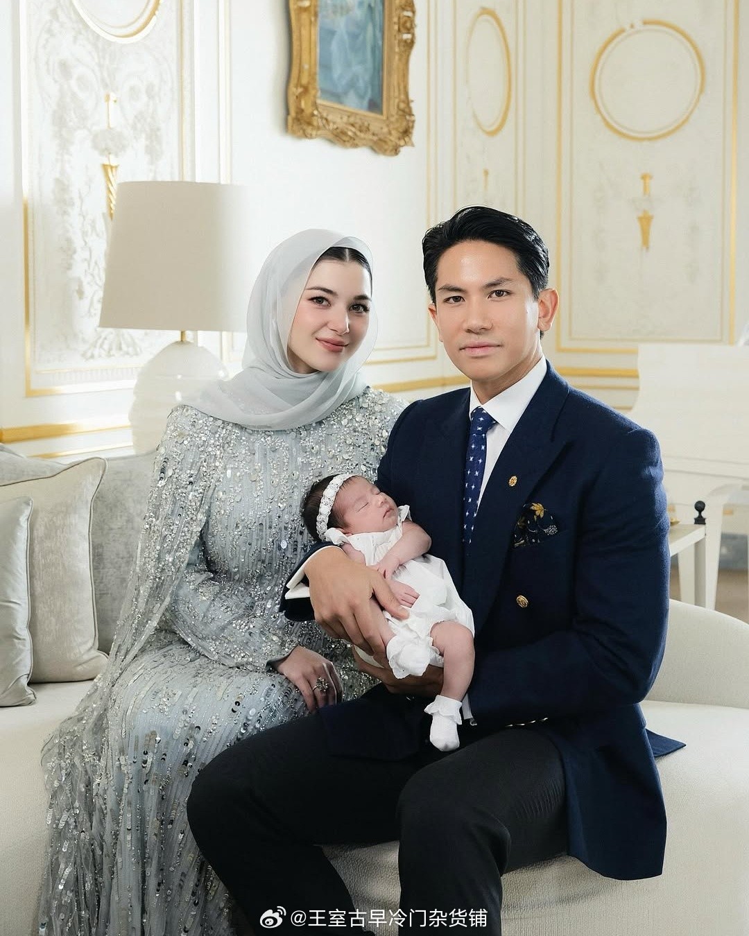 王室王室文莱王室阿杜马丁的新全家福，艾玛，好歹阿杜马丁还知道自己站着，没像谁谁