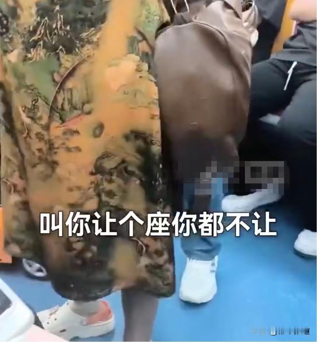 北京这事儿太离谱了。女子在地铁上拒绝大妈让座要求,就被大妈抠掉鼻子皮肉。调解时,
