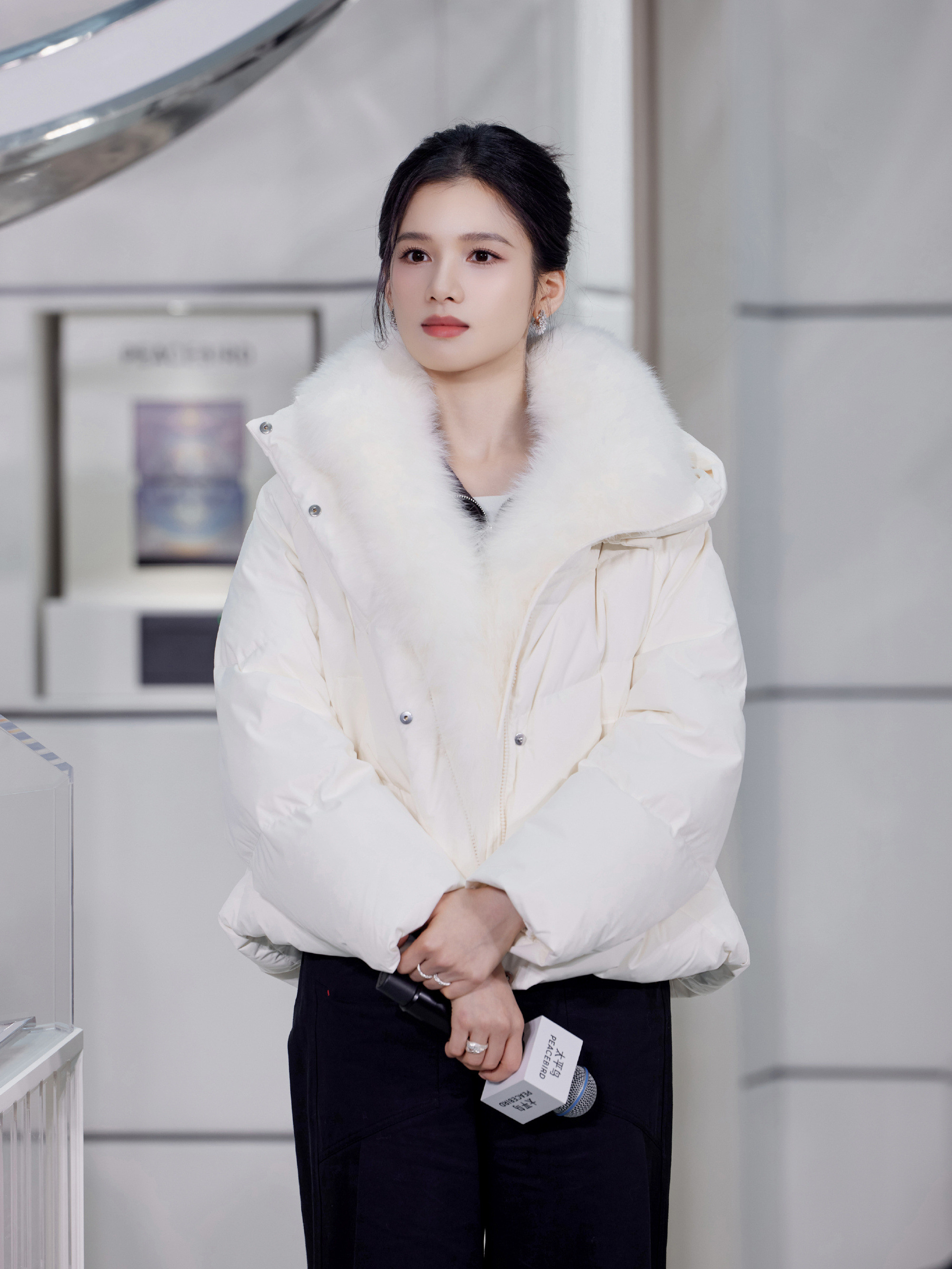 张婧仪好美，穿上太平鸟就是冬天的暖团子～好漂亮的糯米团子状态完美