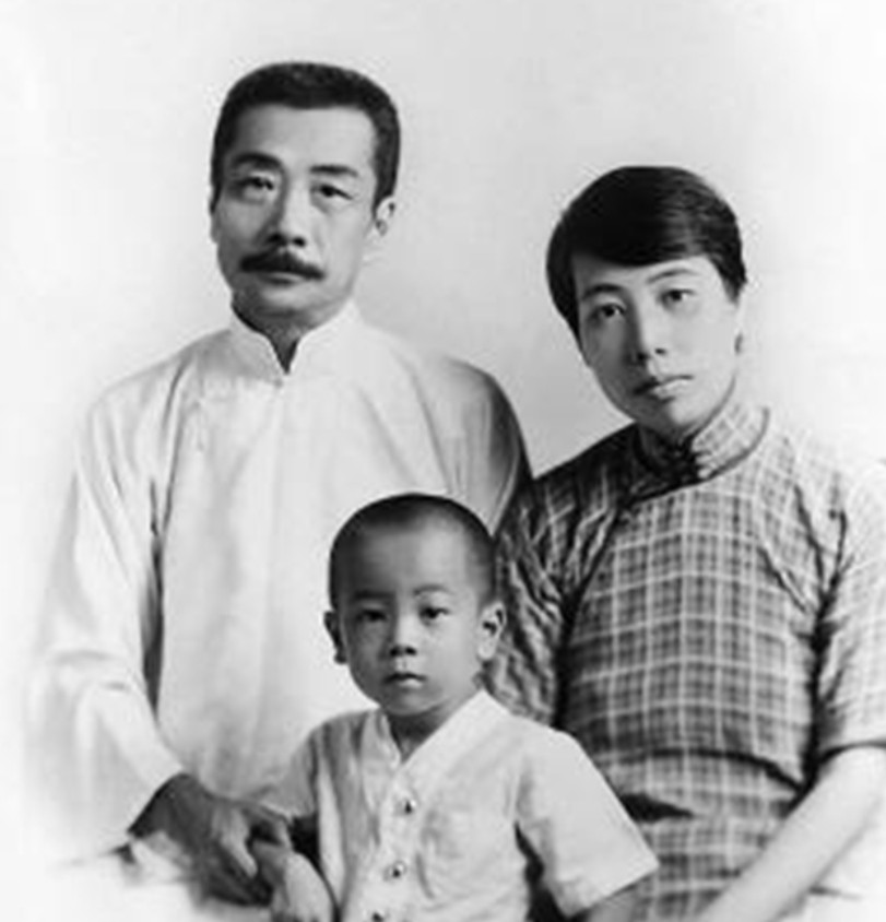 1941年，一个日本兵，对满身伤痕的许广平吼道：“把衣服脱下来！”当时正是冬天，