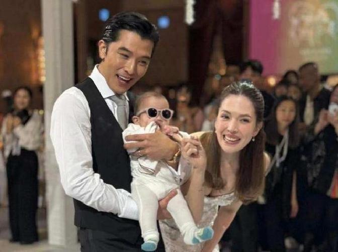 邱泽和许玮甯的婚礼上，一个身影显得格外不同寻常，那就是李靓蕾。她独自一人低调现身