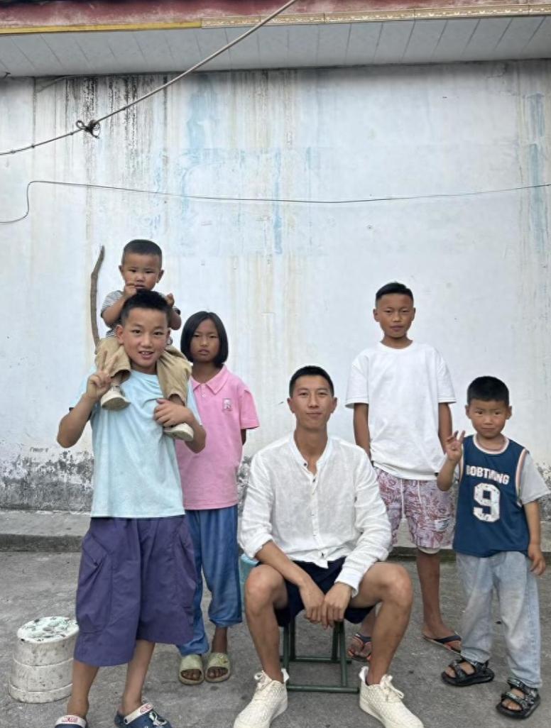 四川凉山，2016年，三个孩子的父母去世成了孤儿，最大的才5岁，想不到，他们刚刚