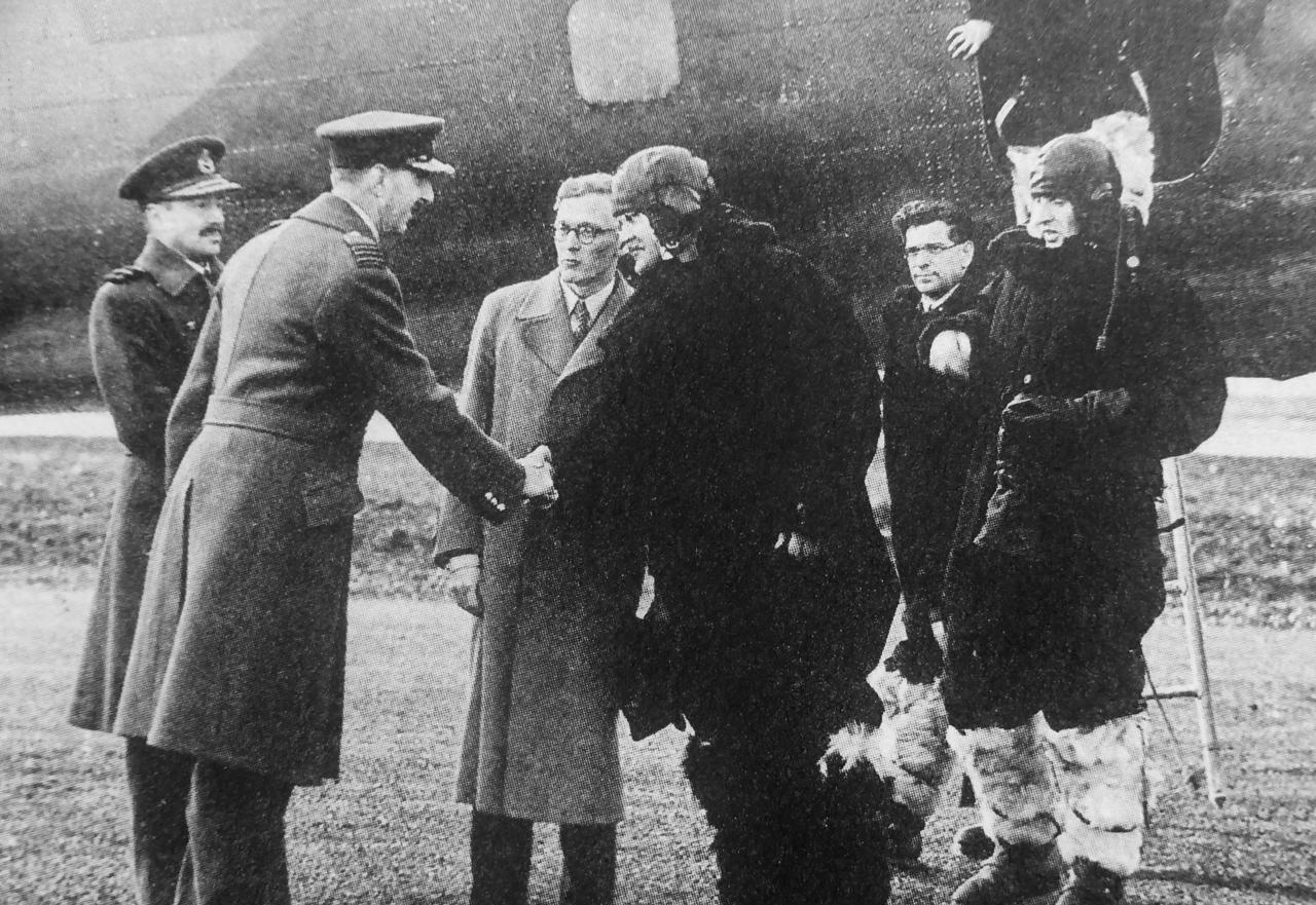 [呲牙笑]外交部长穿成这样倒是挺少见的——1942年5月19日，英国，苏格兰，蒂