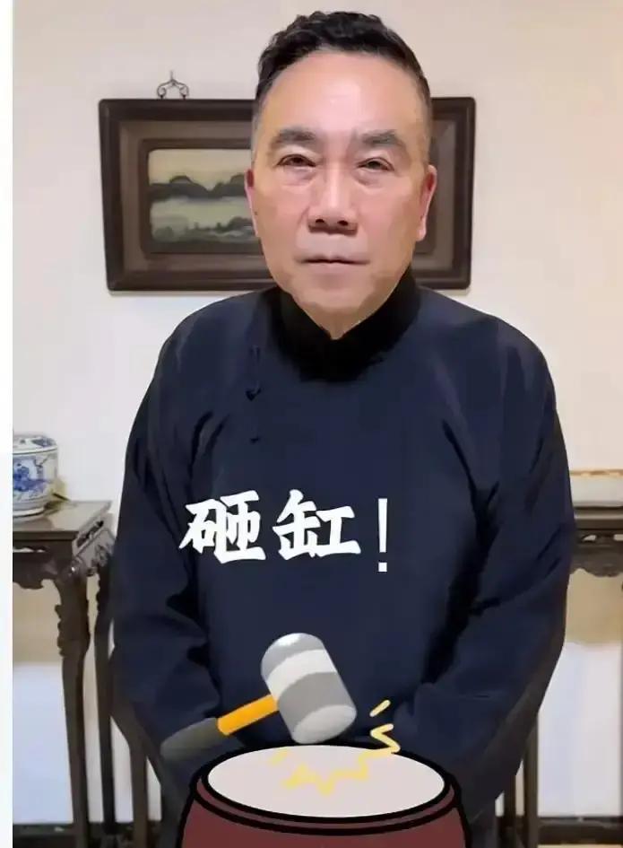 62岁大爷直播砸缸，一晚赚30万五叔举着铁锤，对着祖传大缸连砸三下，缸裂声