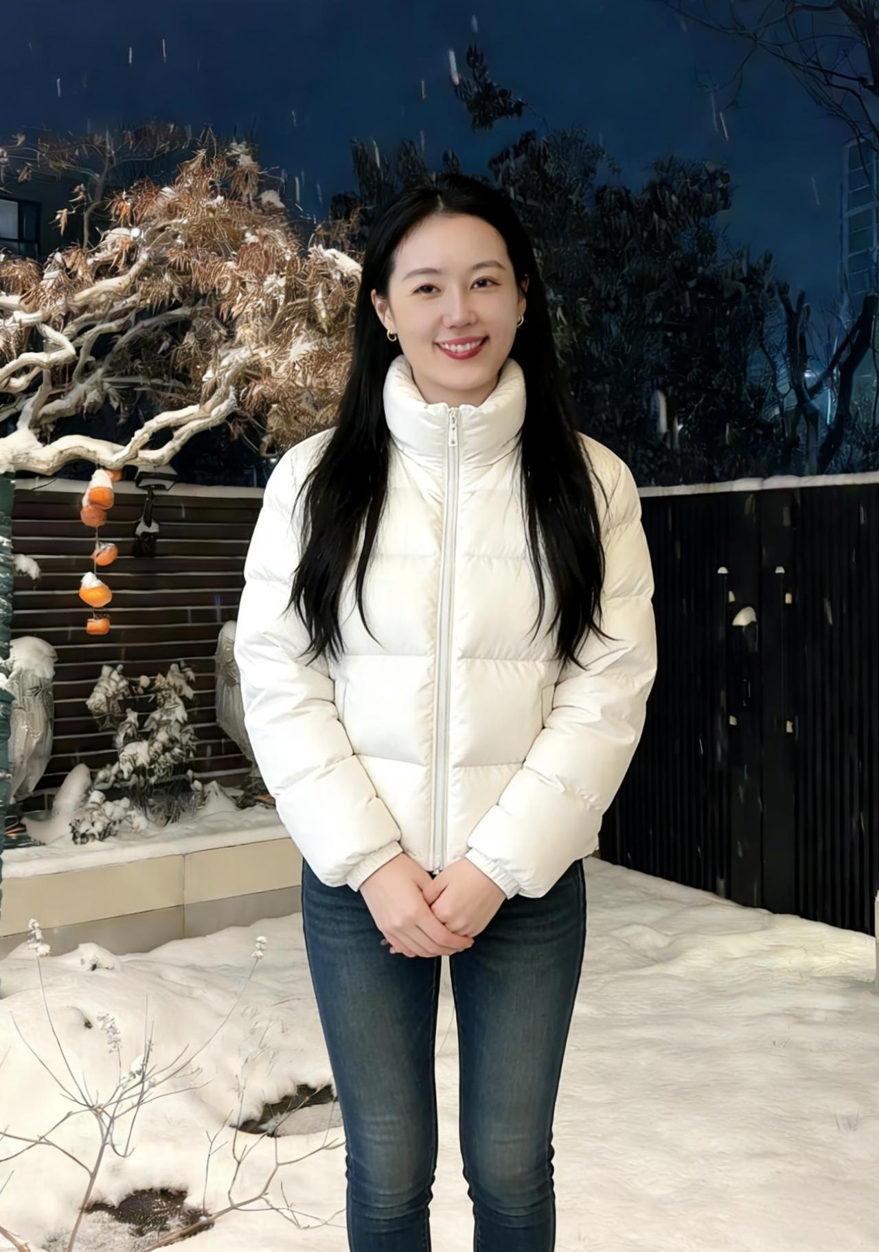 玉屑纷飞覆小城，佳人独立夜灯明。素衣沾雪凝霜色，笑靥如春破冷冰。风细细，雪轻