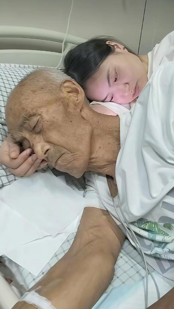 这个孙女没白疼！医院病房里，老爷子住院有些日子了，病床挨着窗户，隔壁床的老哥看得
