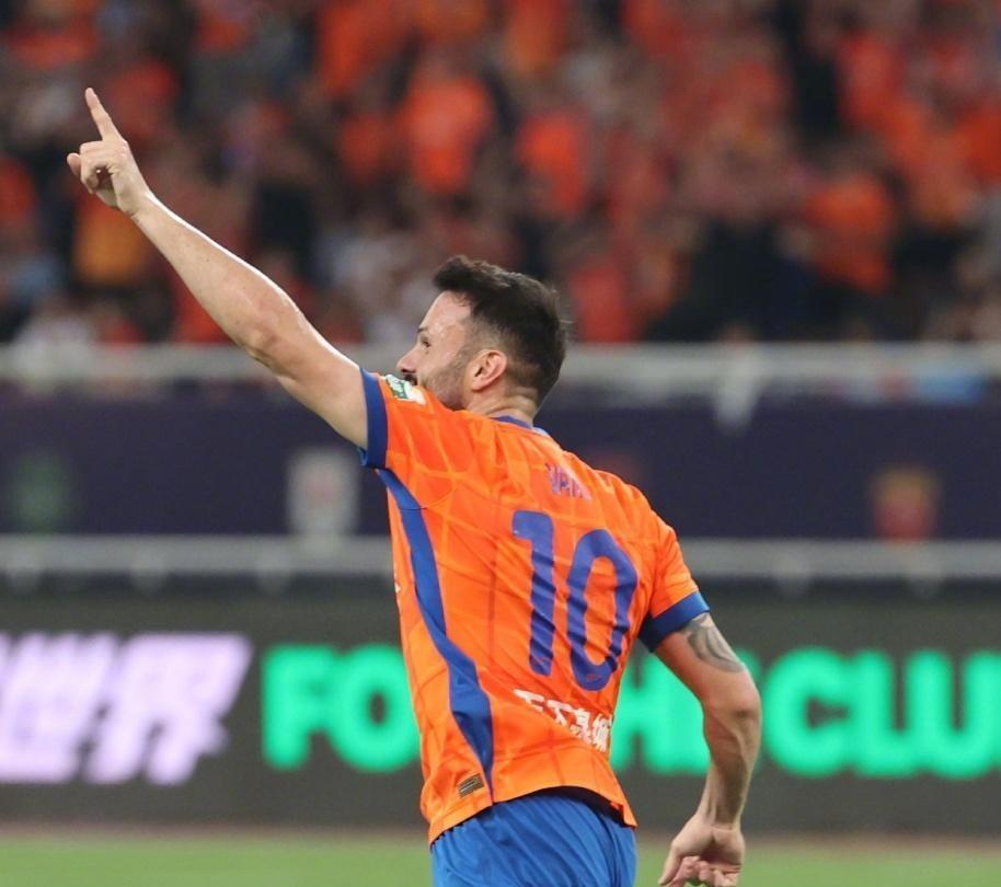 又到格鲁吉亚经十路梅西时间！下一轮山东泰山对阵上海海港，无疑是中超的重磅对决。