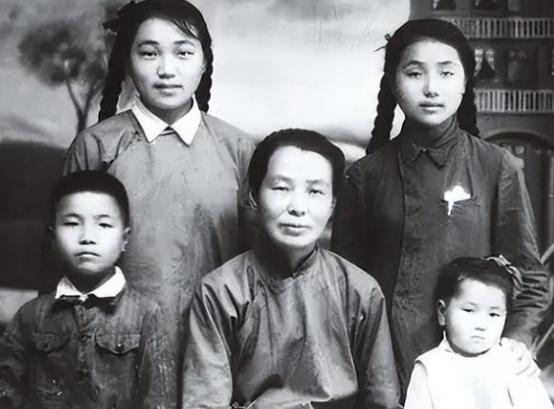 1953年，毛主席来到陈独秀的老家安庆视察，突然，毛主席问工作人员：“陈独秀家还