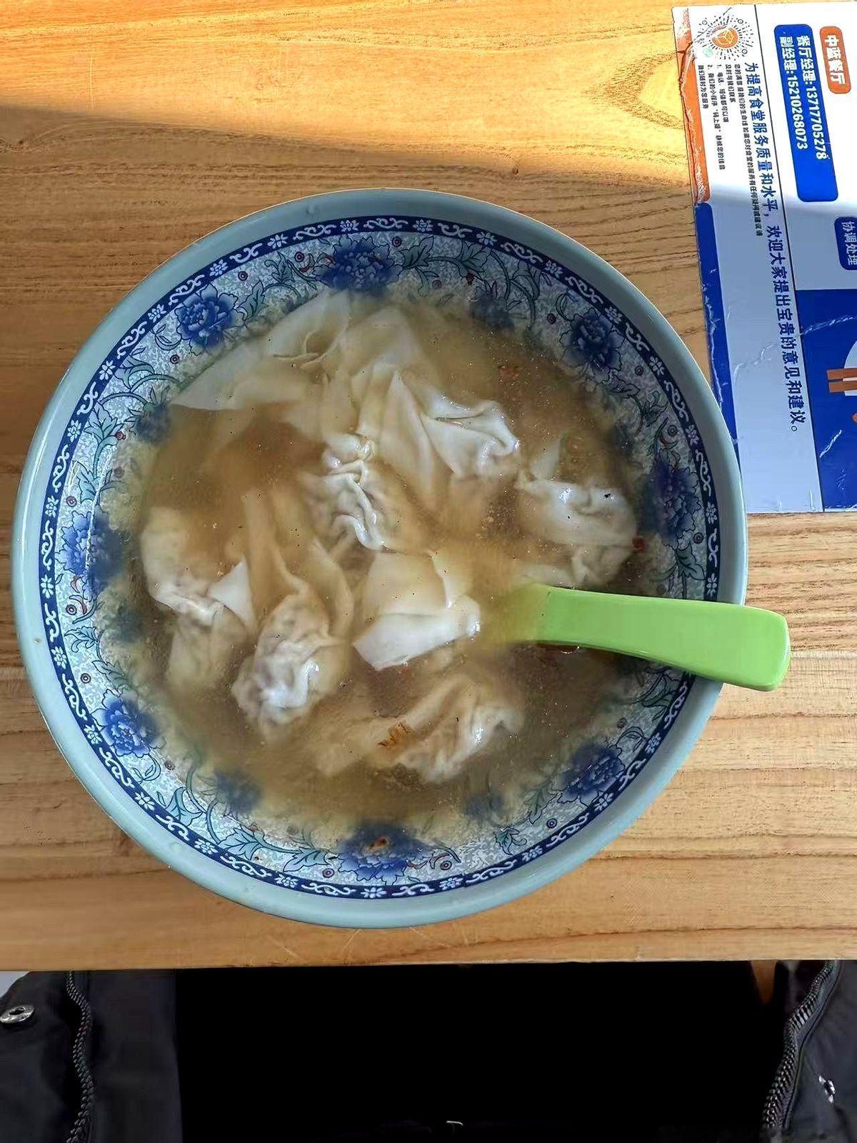 今天跟在北京上大学女儿的对话：女儿中午就吃了一碗8块钱的云吞，我老公收到照片就