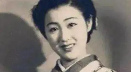 团长蹲在临时指挥所的土坑前，烟头在指间明灭。俘虏们被捆成串儿扔在泥地里，雨水混着