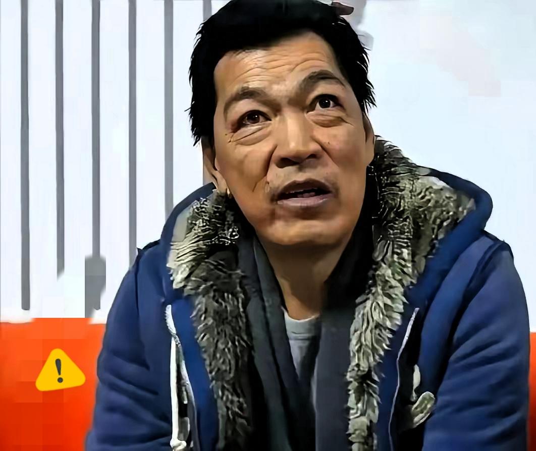 “大傻”成奎安走了16年，两个儿子的人生差距，比电影剧本还扎心！大儿子攥着