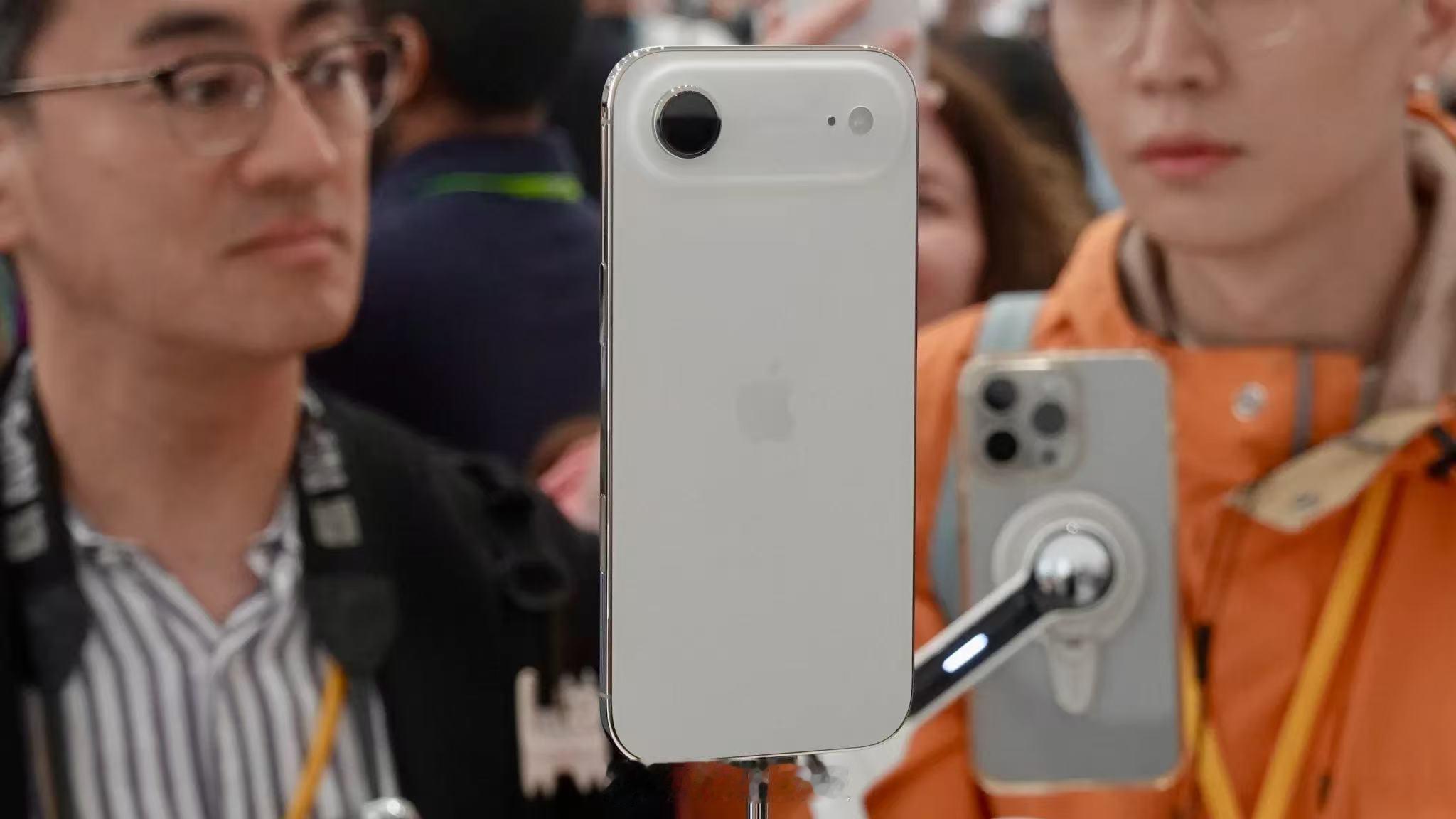 供应链调查显示，iPhone17系列手机可能即将迎来产能提升，今年下半年苹果