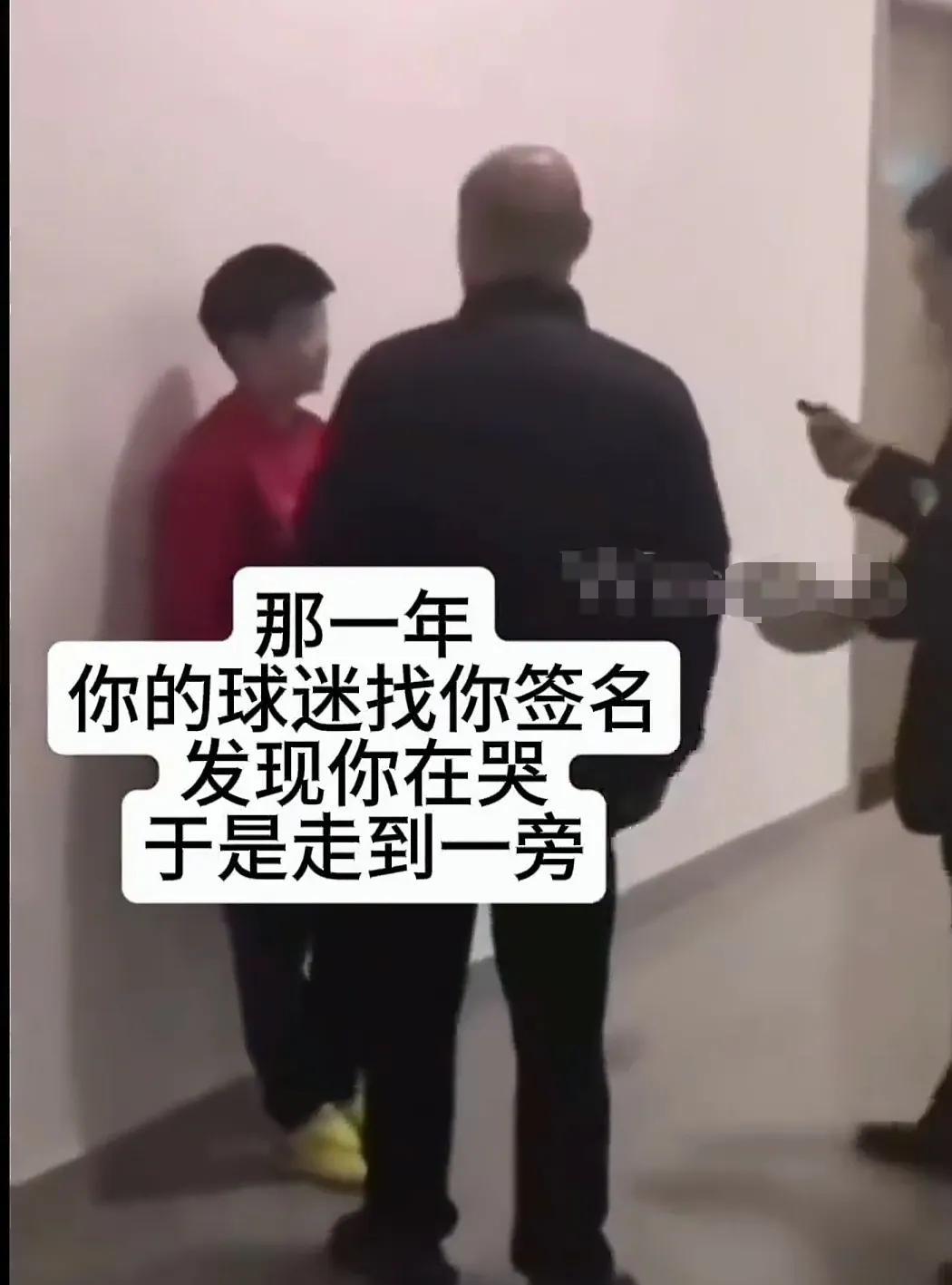 豆包的来时路从来没有那么顺畅。这是粉丝角度看到的一幕，豆包在跟教练说话，有粉丝