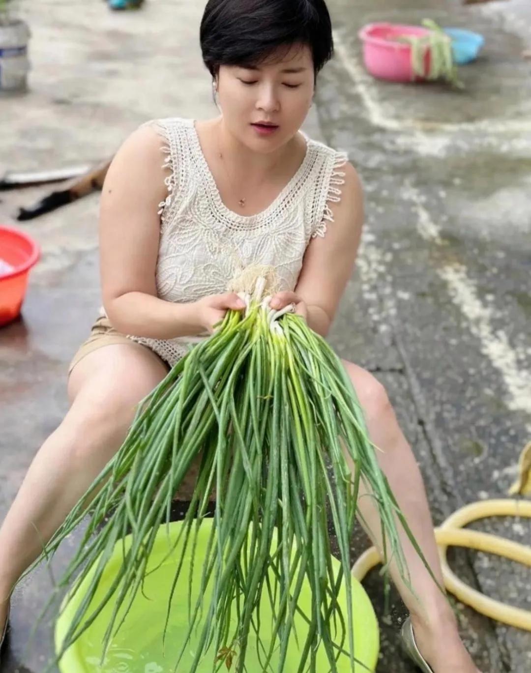 你见过自然美的美女吗嫂子一大早的就起来弄菜了