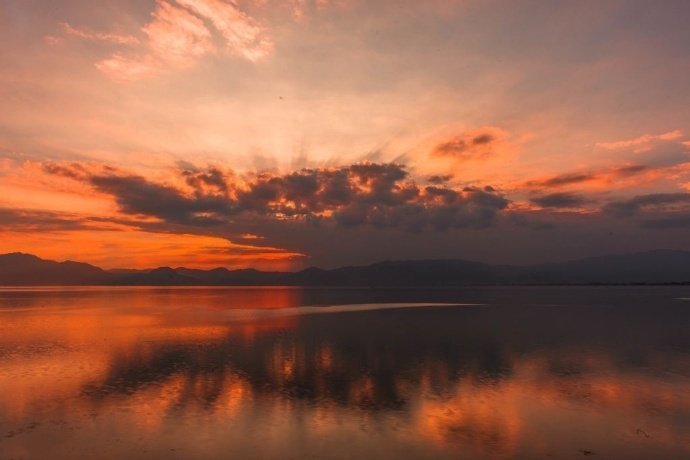 冬日抚仙湖，湖水晶莹剔透、清澈见底，古人称为“琉璃万顷”！