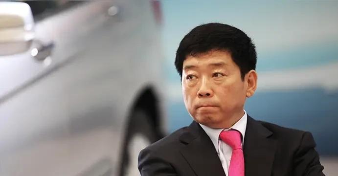 魏建军这话，算是把中国汽车出海的那层窗户纸捅破了。什么窗户纸？价格。同级别的