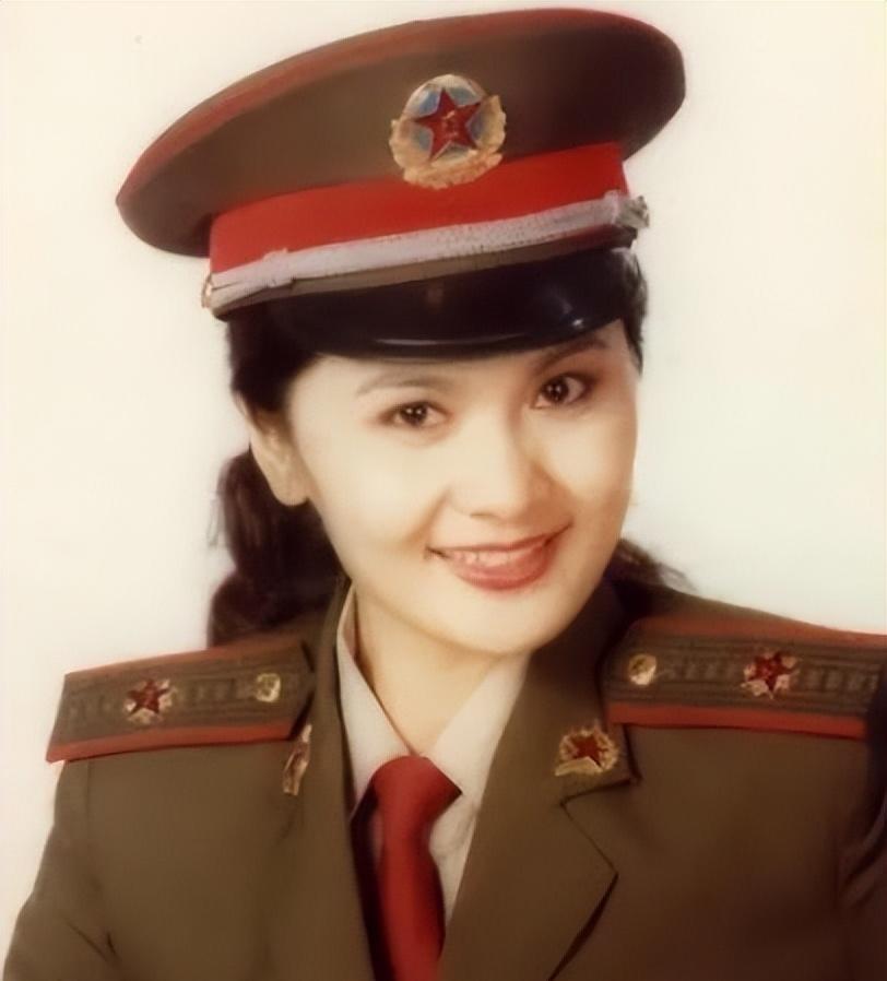 拥有天生美貌的著名女演员，曾与军委副主席儿子成婚，离异后转型成知名画家，她的人生