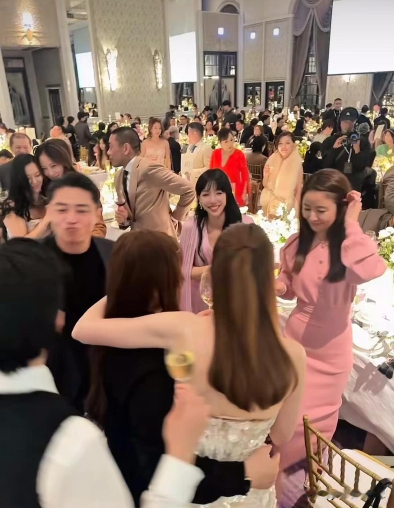 霍建华索吻邱泽，他这样让我有点不适应[捂脸哭]李靓蕾刚刚分享了邱泽喜宴上的照片