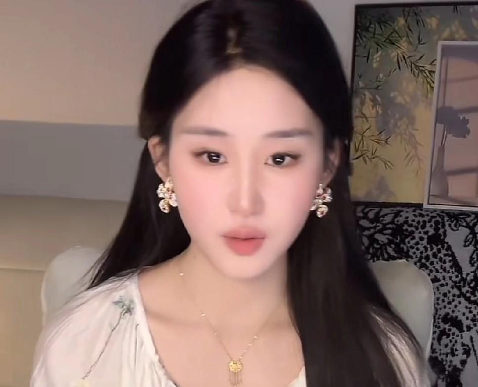 网红“刘一菲”直播时，大大方方的承认：“我就是在蹭刘亦菲的热度，要不然我就不叫刘