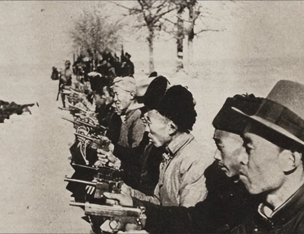 1944年，被捕的八路军干部陈克忽被带出，陈以为要枪毙自己，不料伪军却开始脱陈