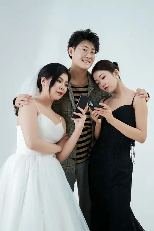 近日，湖南岳阳一对新人的“三无婚礼”在网上彻底火出圈啦！这“三无”就好似给传统婚