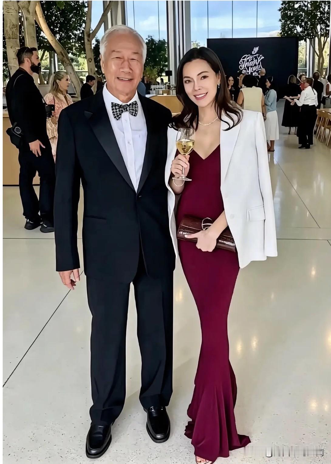这是鸿海富士康创始人76年高龄的郭台铭与相差24岁的夫人曾馨莹，出席苹果库克退休