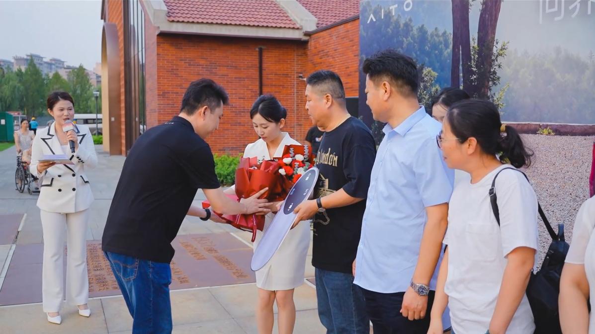 看完实车果断下订！全新问界M7这1万+交付一点不意外说实话，一开始对全新问界M