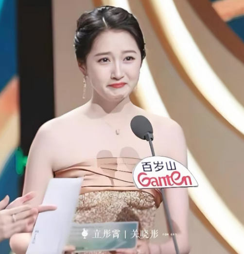 我表姐亲眼见过关晓彤她说了一个大实话说关晓彤根本不是电视上的那样她本