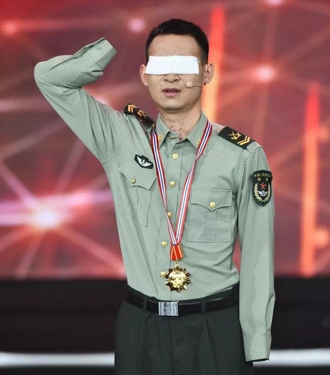 网上有人给杜富国算了笔账：月津贴3万2，国家分了180平的房子，水电燃气全免。这