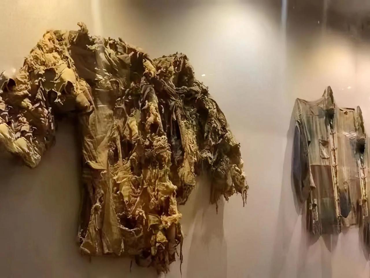 1952年，上甘岭。英雄黄继光的遗体照片，黄继光遗体抢回时血已流干，双手高举难入