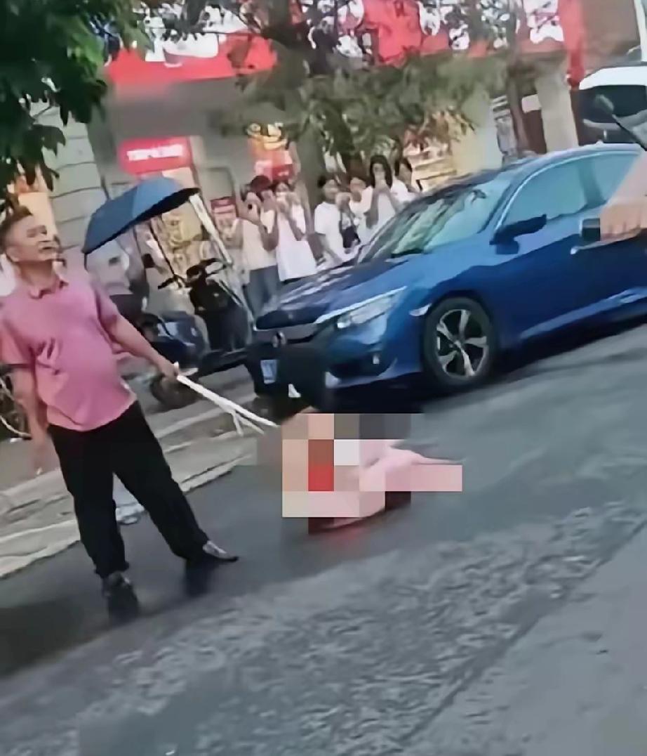 天呐！这丈夫的做法也太冲动了吧！妻子趁丈夫出差，多次约小男友到家中，本以为能