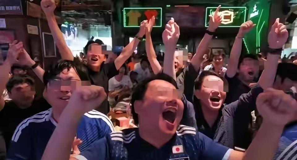 上海范先生组织球迷穿日本队球衣在酒吧看球庆贺，外媒镜头一拍，直接引爆全网热议。有
