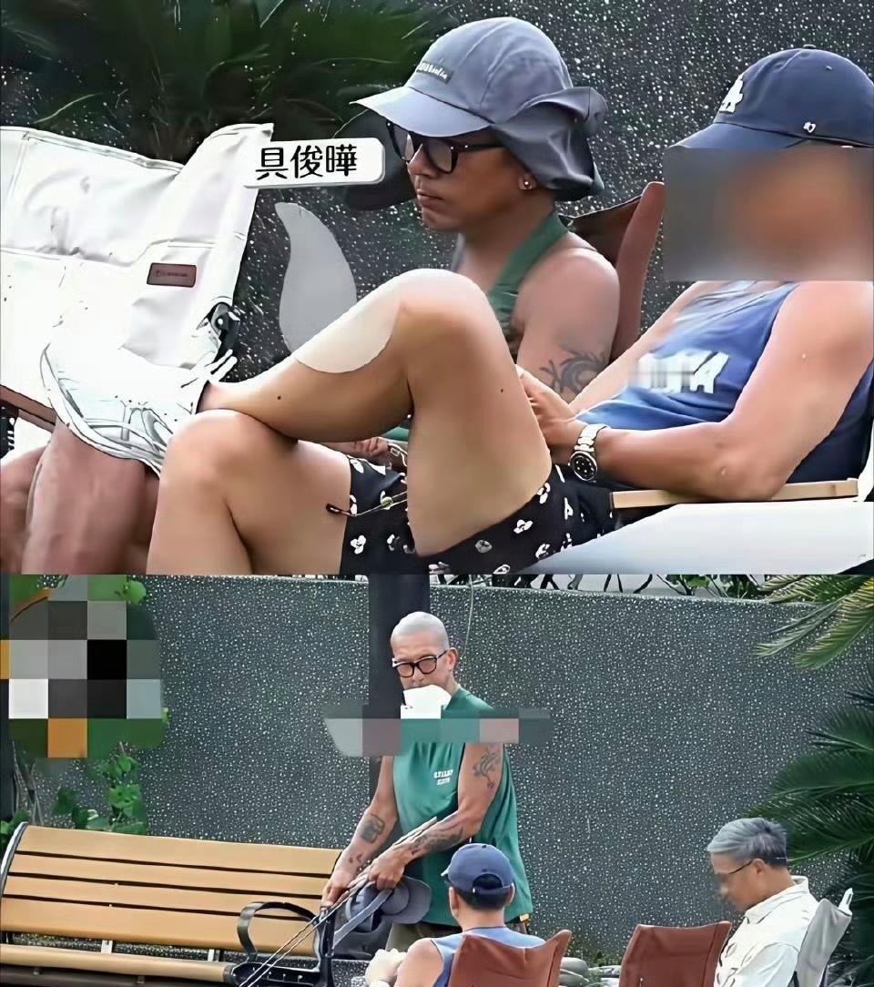 具俊晔又坐在大S的墓前了，这次还有一个他的好友在身边。他俩就这么并排坐在大S的墓