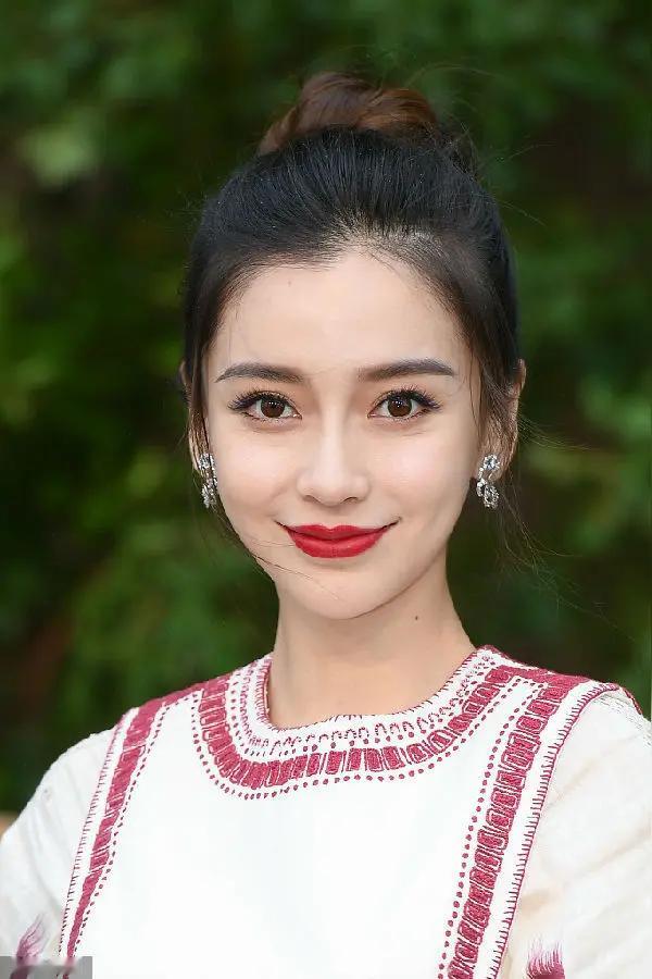 年轻时的杨颖有多迷人?年轻时的杨颖是内娱现象级的“颜值。杨颖的颜值大致分两段